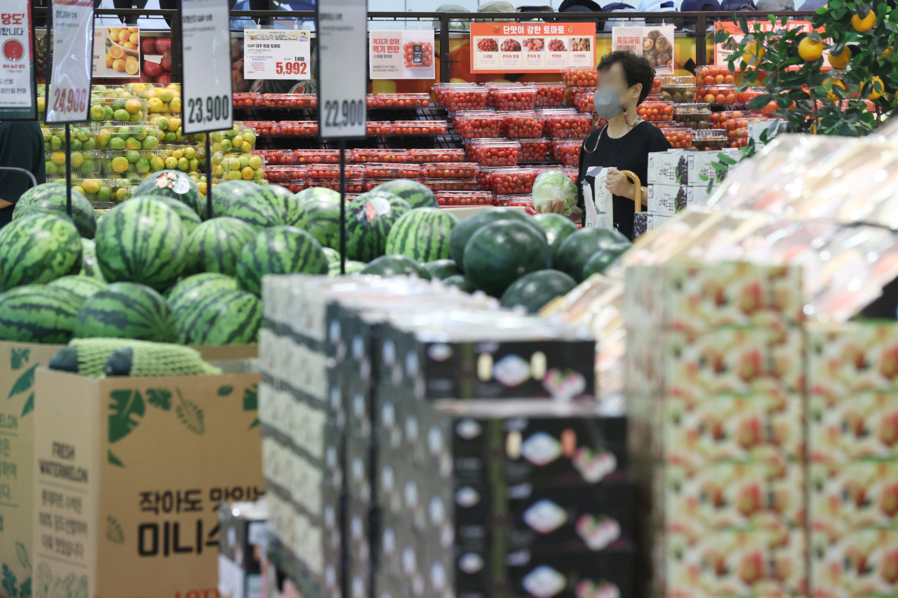 Boxes of fruit are on sale at a discount chain in Seoul on Monday. (Yonhap)