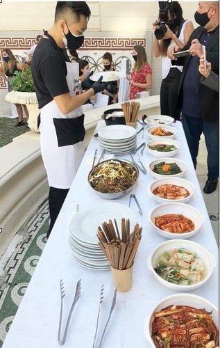 Photo showing a kimchi tasting event held in April at the South Korean culture center in Argentina. Argentine Senate unanimously passed a resolution designating Nov. 22 as Kimchi Day on Oct. 6, 2021. (South Korean culture center in Argentina)