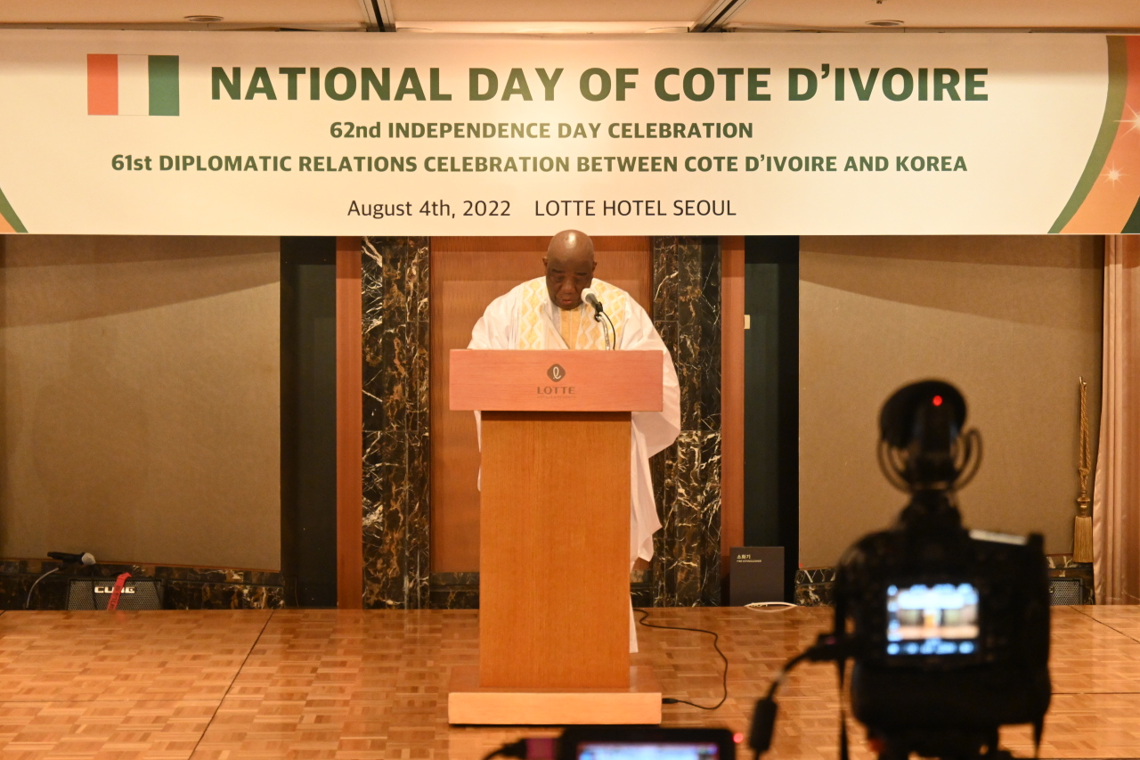 Ivory Coast Ambassdor to Korea Allou Wanyou Eugene Biti delivers opening remarks for his country’s 62nd Independence Day at Lotte Hotel, Seoul, Thursday. (Sanjay Kumar/The Korea Herald).