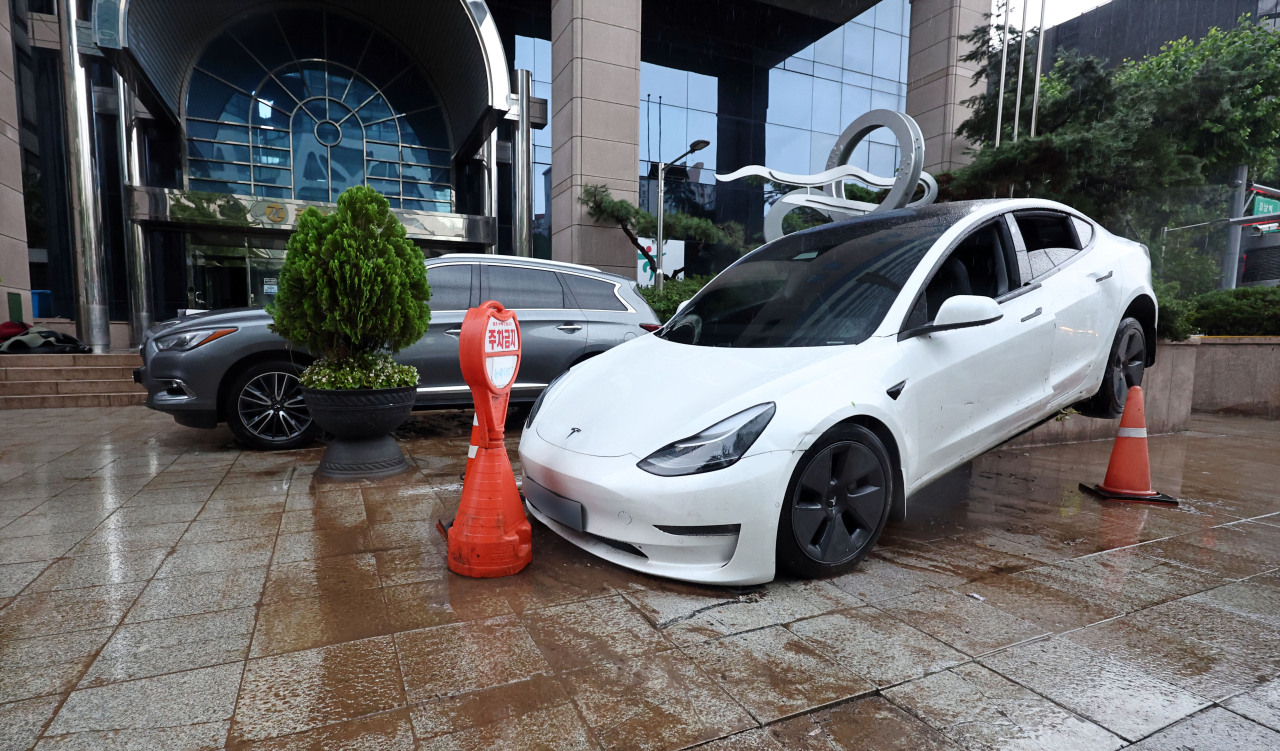 A Tesla vehicle which had been submerged during Monday‘s downpour is seen on Tuesday morning in front of a building in Seocho-gu, southern Seoul. (Yonhap)