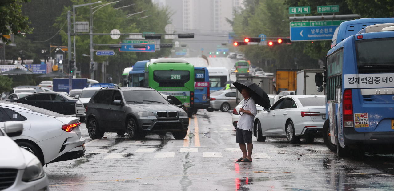 Flooded cars in Gangnam, southern Seoul, cause traffic jams during rush hour Tuesday morning. (Yonhap)
