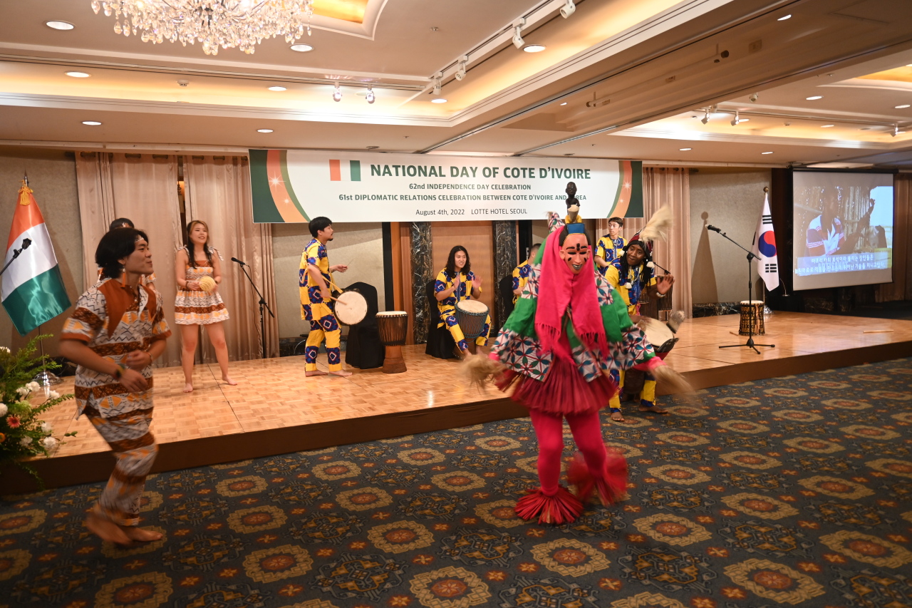 Artists perform a traditional dance during the reception of Ivory Coast's 62nd Independence Day at Lotte Hotel, Seoul, Thursday. (Sanjay Kumar/The Korea Herald).