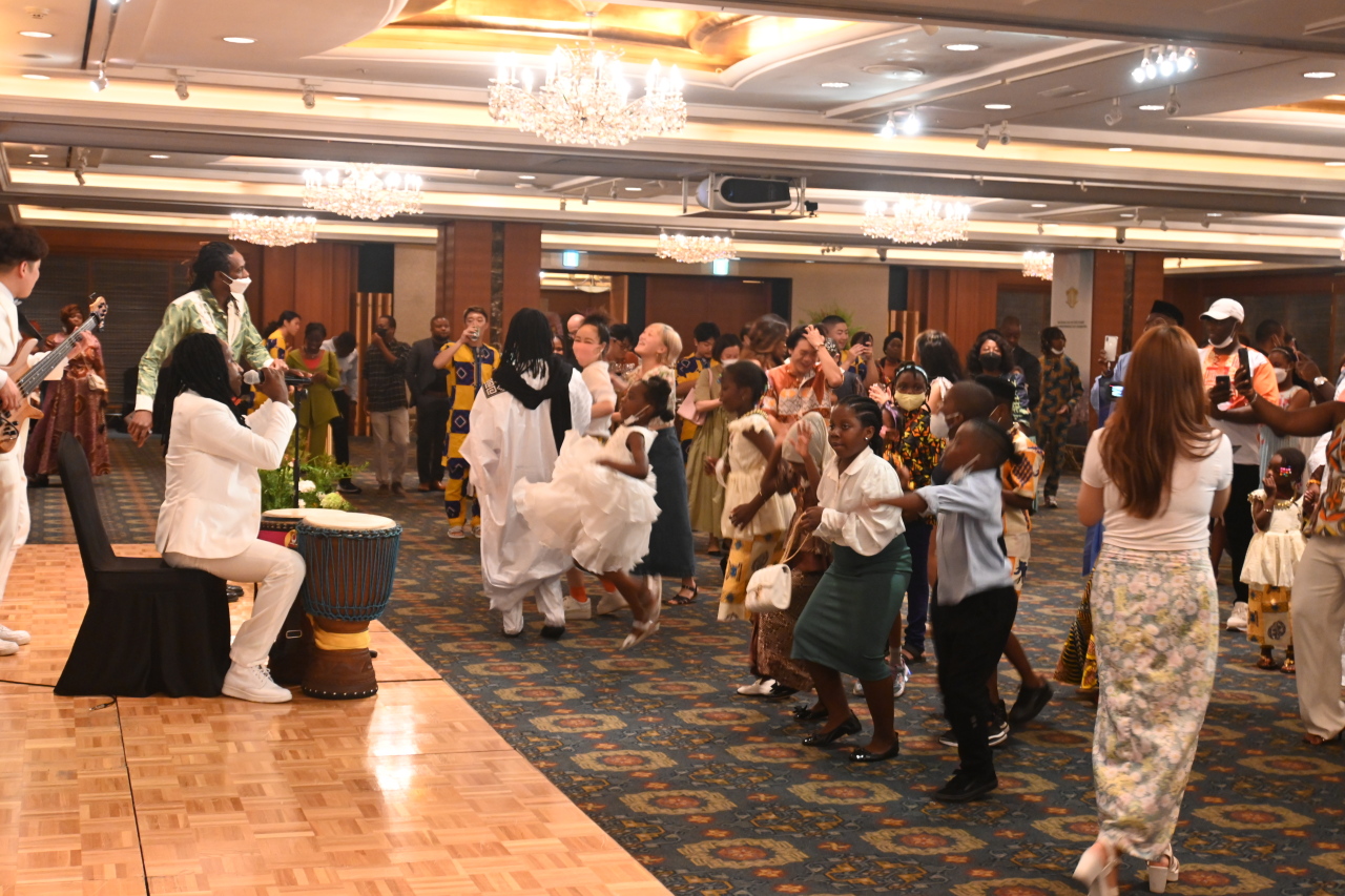 Children dance to the tunes of musical performance during the reception of Ivory Coast's 62nd Independence Day at Lotte Hotel, Seoul, Thursday. (Sanjay Kumar/The Korea Herald).