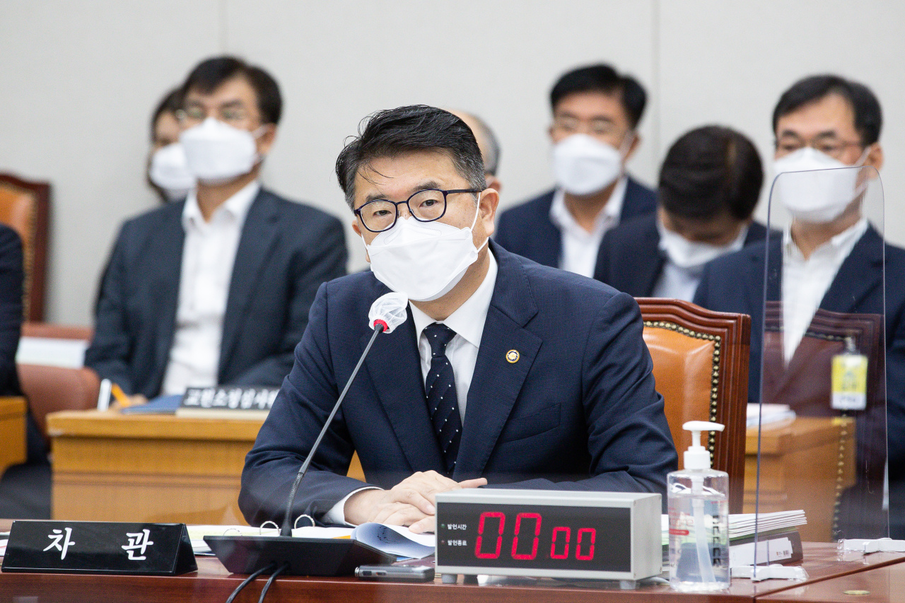 Vice Education Minister Jang Sang-yoon speaks at the National Assembly's Education Committee meeting held Tuesday. (Yonhap)