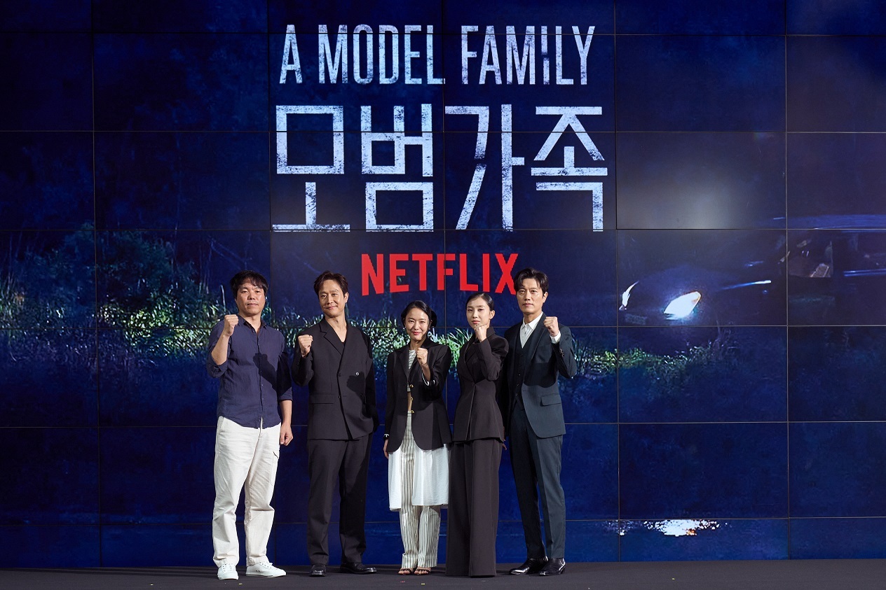 From left, director Kim Jin-woo, actor Jung Woo, Yoon Jin-seo, Park Ji-yeon and Park Hee-soon pose for photos before a press conference at JW Marriott Dongdaemun Square Seoul on Tuesday. (Netflix)
