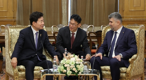 National Assembly Speaker Kim Jin-pyo (L) speaks with Ion-Marcel Ciolacu, president of the Romanian House of Deputies, during their meeting in Bucharest on Tuesday, in this photo released by Kim's office. (Yonhap)