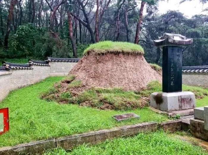 Photo shows collapsed soil mounds at Yeongbinmyo Royal Tomb, due to extreme rain in Namyangju, Gyeonggi Province, on Tuesday. (CHA)