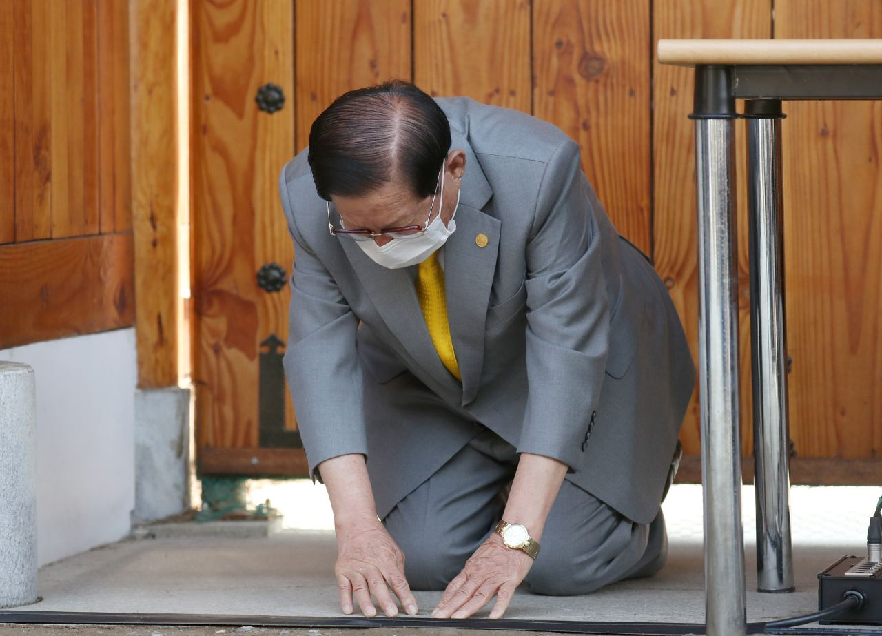 Lee Man-hee, founder and leader of the Shincheonji Church of Jesus, Temple of the Tabernacle of the Testimony, bows before a news conference at his villa in Gapyeong, 60 kilometers northeast of Seoul, on March. 2, 2020.