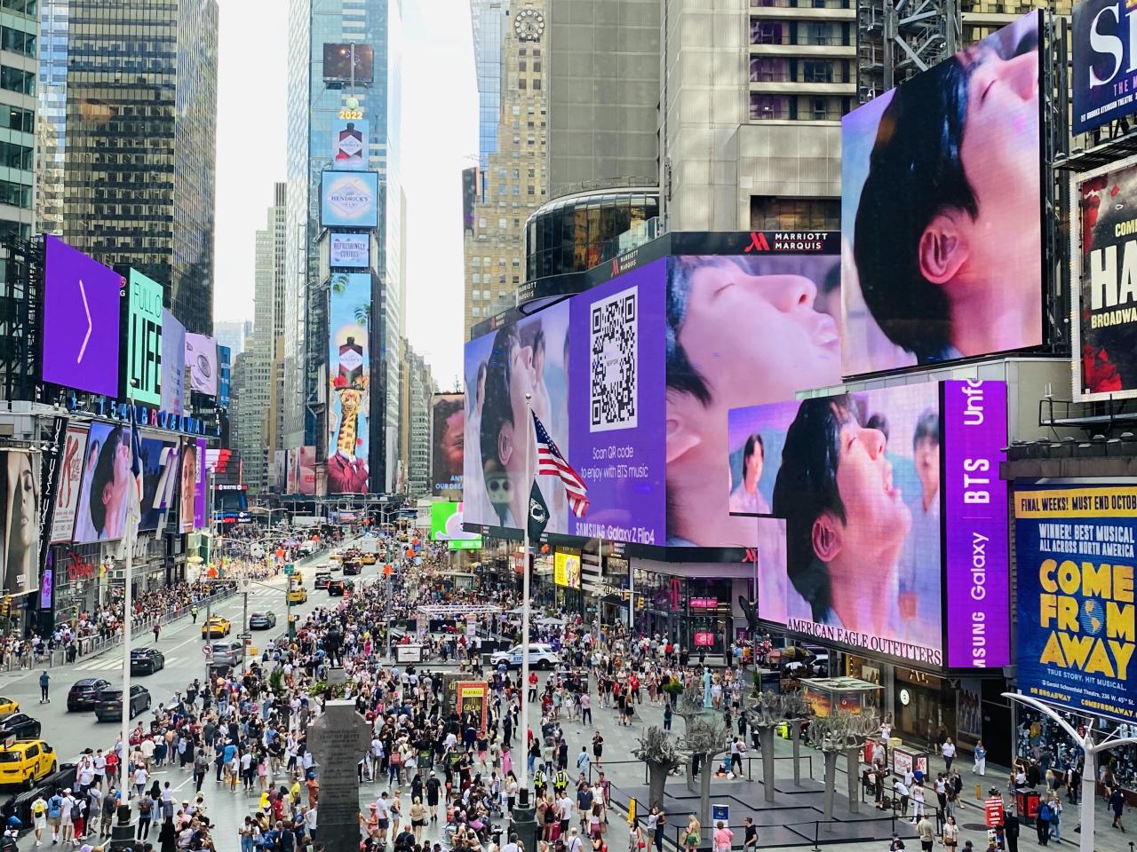 A digital film featuring BTS, aimed at promoting Samsung Electronics` newest shade for foldables Bora Purple, is shown in Times Square, New York during the Samsung Galaxy Unpacked August 2022 event Wednesday. (Yonhap)