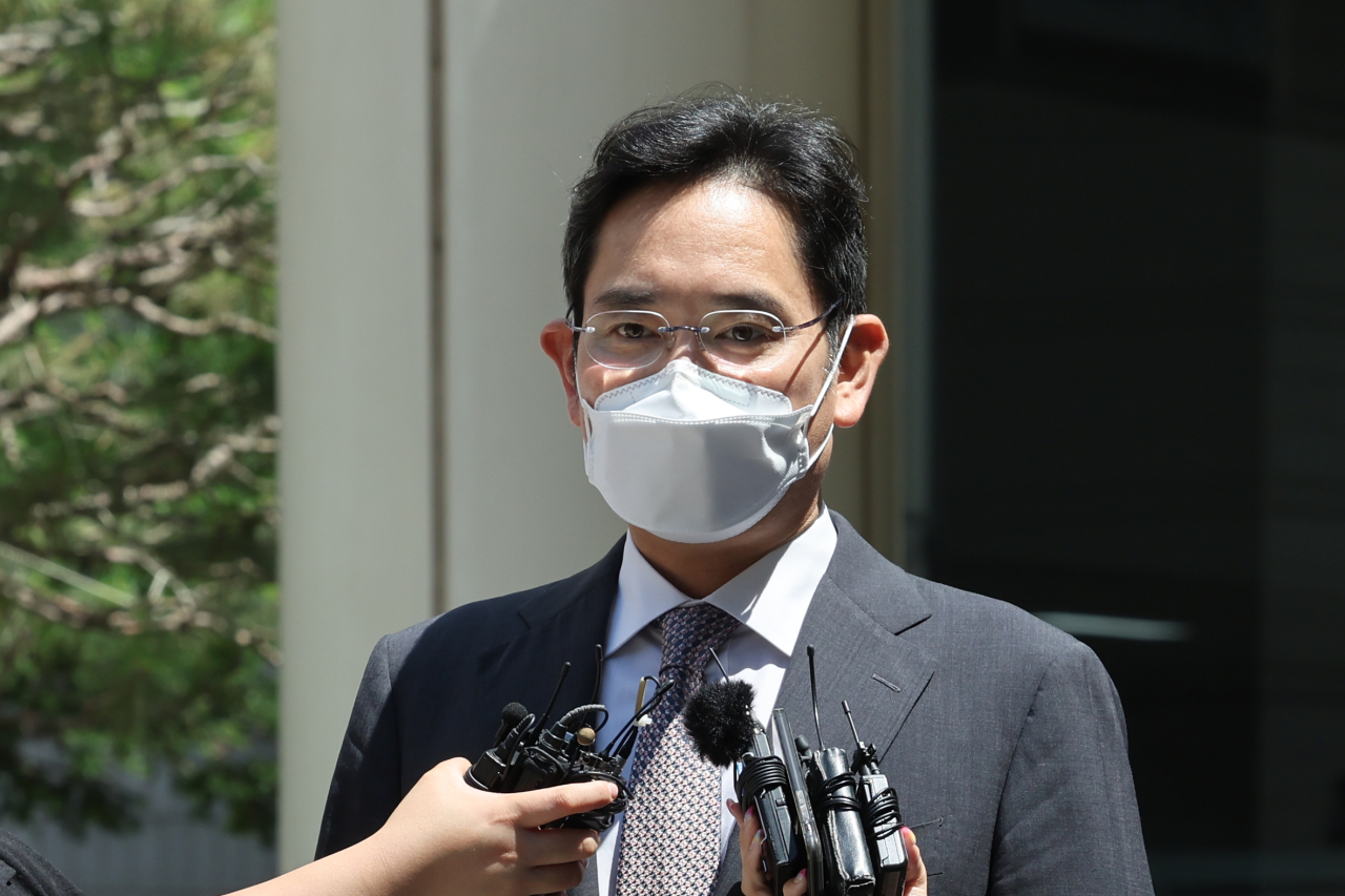 Samsung heir Lee Jae-yong speaks to reporters outside Seoul central district court on Friday. (Yonhap)
