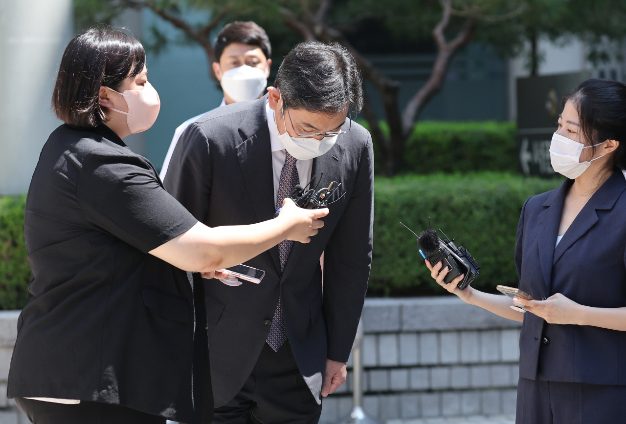 Samsung Electronics Vice Chairman Lee Jae-yong bows to reporters at Seoul Central District Court Friday (Yonhap)