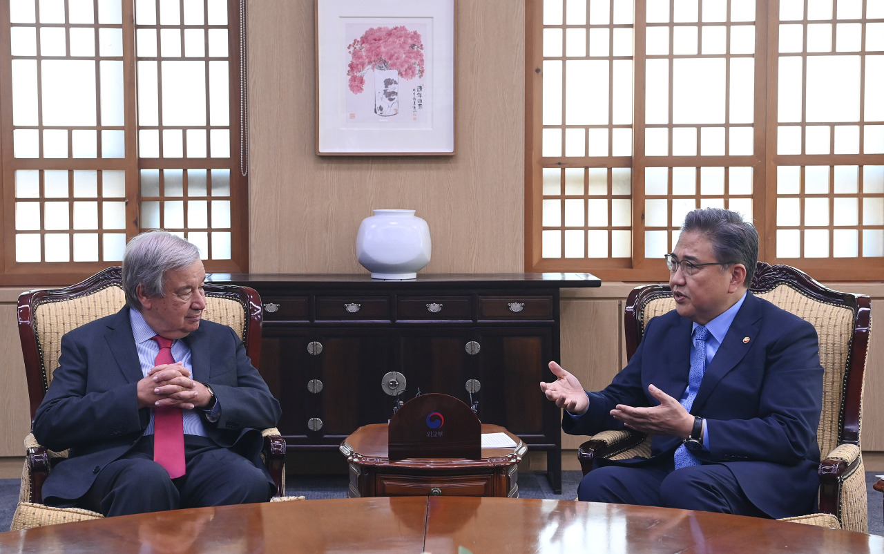 박진 외교부 장관(오른쪽)과 안토니오 구테흐스 유엔 사무총장이 10일 서울 외교부에서 회담을 갖고 있다.  (연합)