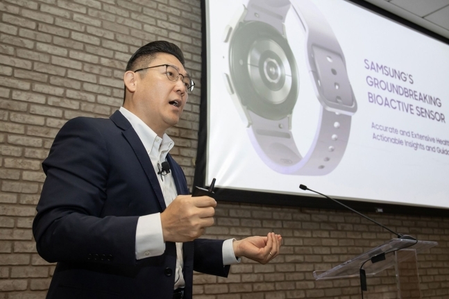 Yang Tae-jong, senior vice president and head of health R&D unit under mobile experience unit at Samsung Electronics, speaks to reporters in New York on Thursday. (Samsung Electronics)