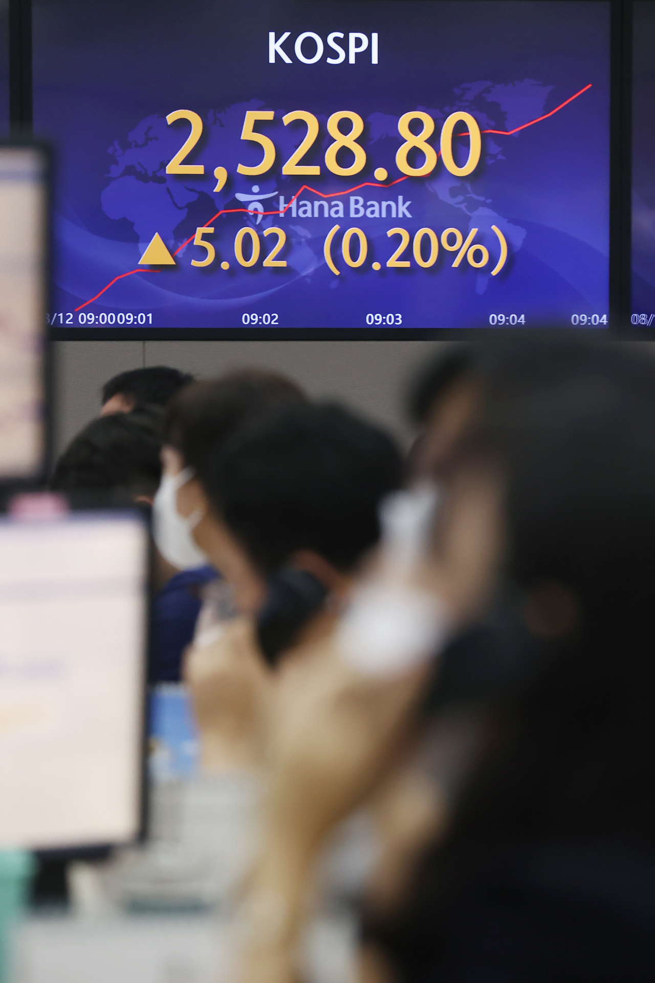 An electronic board showing the Korea Composite Stock Price Index (Kospi) at a dealing room of the Hana Bank headquarters in Seoul on Aug 12. (Yonhap)