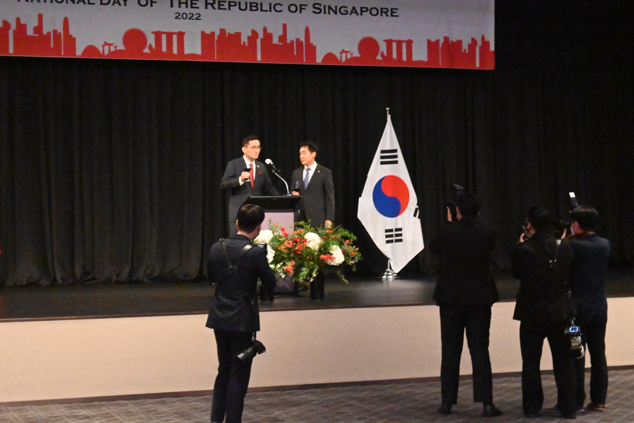 Singapore’s Ambassador to South Korea Eric Teo proposes a toast in concluding his remarks at a Singapore National Day event at the Grand Hyatt Hotel in Yongsan-gu, Seoul, Thursday.