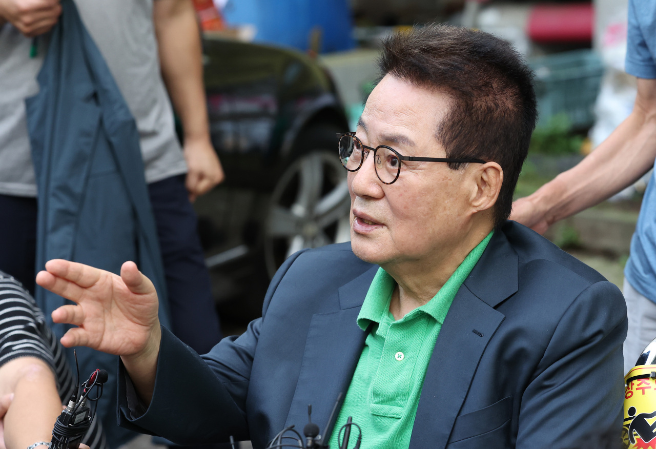 Former National Intelligence Service chief Park Jie-won speaks to the press after the prosecutors’ search and seizure of his home in Seoul on Tuesday. (Yonhap)