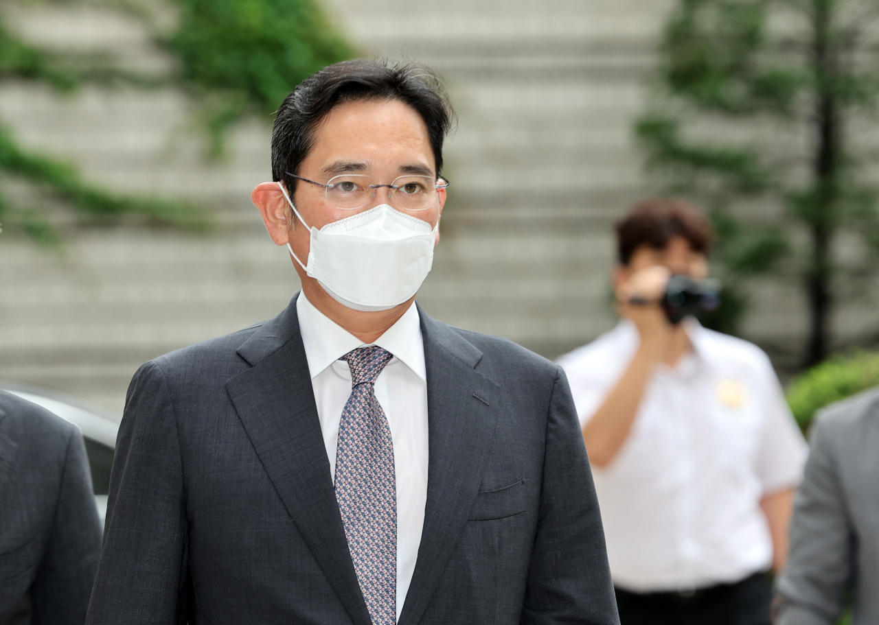 Samsung Vice Chairman Lee Jae-yong is seen entering the Seoul Central District Court to attend a court session on Thursday. (Yonhap)