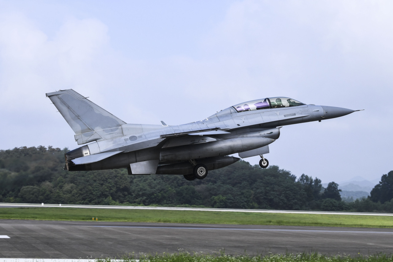 South Korea’s KF-16 fighter jet takes off from Jungwon Air Base in Chungju, North Chungcheong Province, on Thursday to participate in the Australia-led Exercise Pitch Black 2022, which will be staged from Aug. 29 to Sept.7. (Air Force)