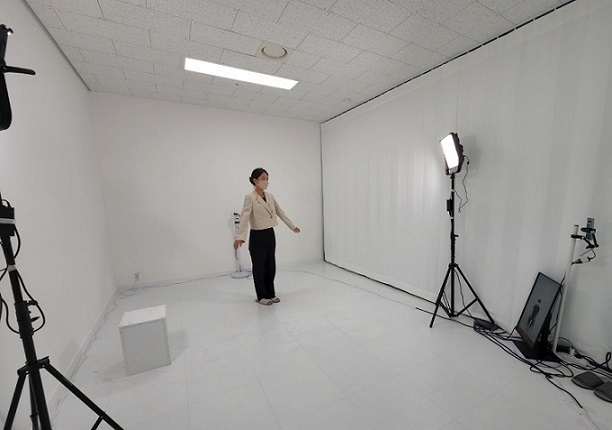The Korea Herald reporter Choi Jae-hee poses for a photoshoot at a studio run by Altovision located in Geumcheon-gu, southwestern Seoul on Aug. 3. (The Korea Herald)