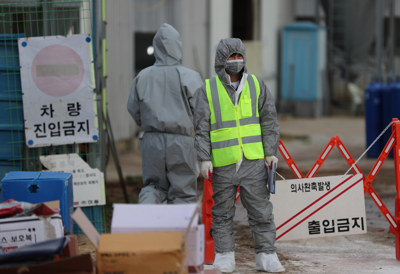 Traffic access is restricted Sunday at a poultry farm in Jeongeup, North Jeolla Province, after an outbreak of the highly pathogenic avian influenza was confirmed at a farm nearby a day earlier. (Yonhap)