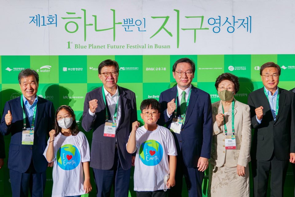 Busan Mayor Park Heong-joon and Chang Jeguk, the organizing committee chairman of the Blue Planet Future Festival, pose for photos during the opening ceremony on Aug. 11. (Global Networks For Blue Planet)
