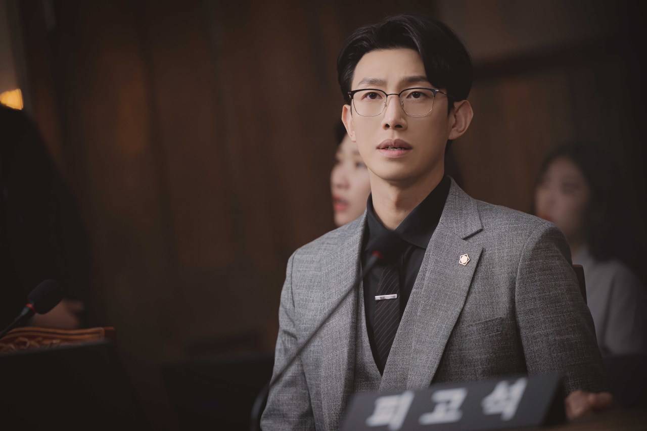 Kang Ki-young stars as senior attorney Jung Myeong-seok in “Extraordinary Attorney Woo” (Astory)