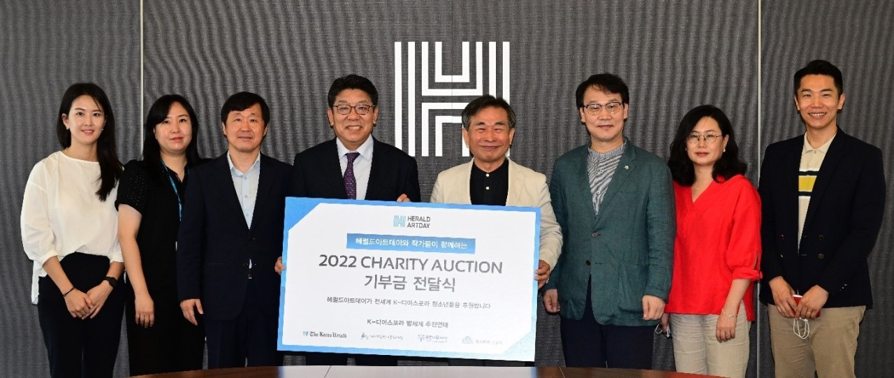 From third from left: Shin Yong-bae, vice president of The Korea Herald, Choi Jin-young, CEO of The Korea Herald, Go Do-won, president of the Godowon Foundation, and Lee Jong-ik, secretary-general of the Blue Tree Foundation, pose for a photo at the Herald Corp. headquarters in Yongsan, central Seoul, Thursday. (Herald Artday)