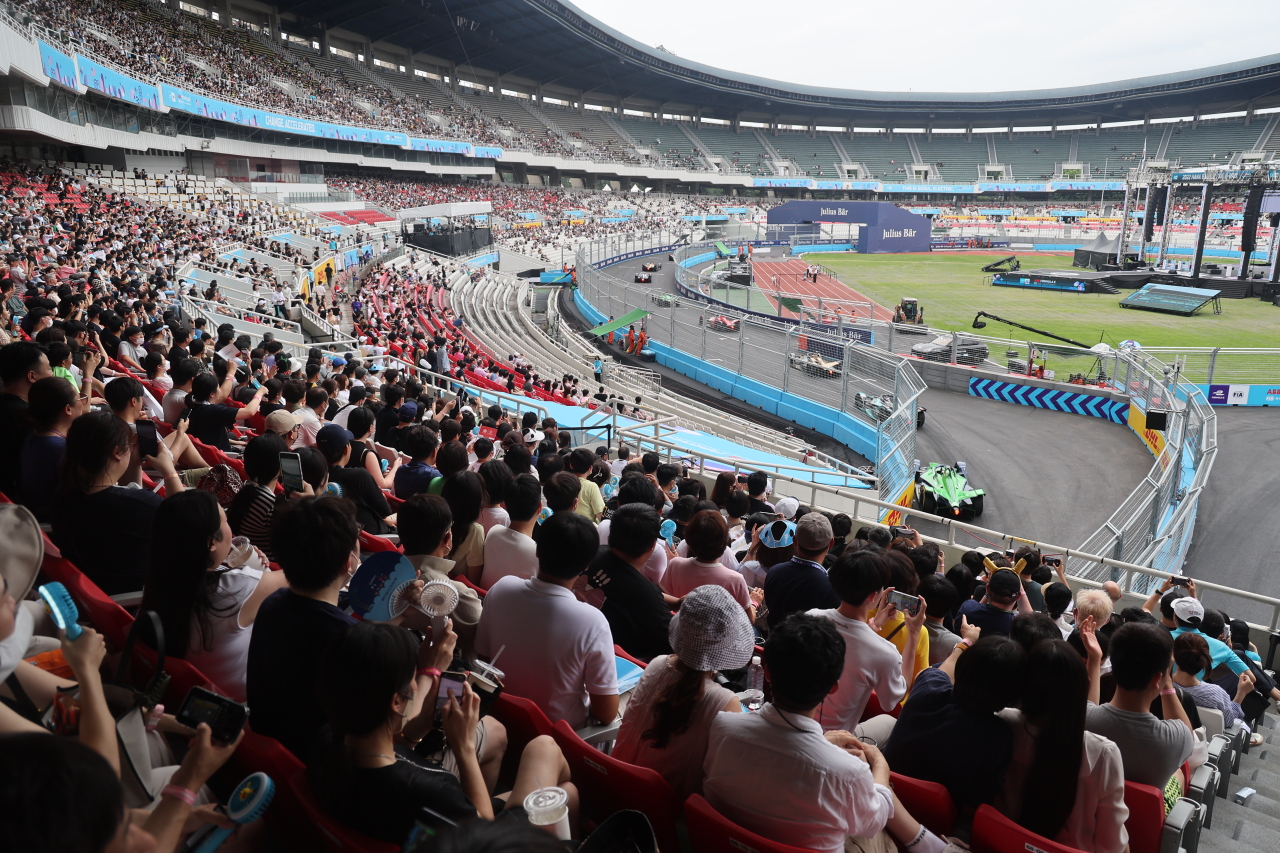 Spectators gather at Olympic Stadium of the Seoul Sports Complex in Songpa-gu, southern Seoul, on Aug. 14 to watch the 2022 Hana Bank Seoul E-Prix. (Yonhap)