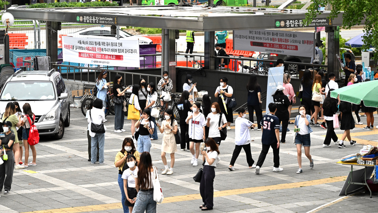 Baseball fans exit Sports Complex Station in Songpa-gu, southern Seoul, on Aug. 10, moments before a game between the Doosan Bears and NC Dinos. (Im Se-jun/The Korea Herald)