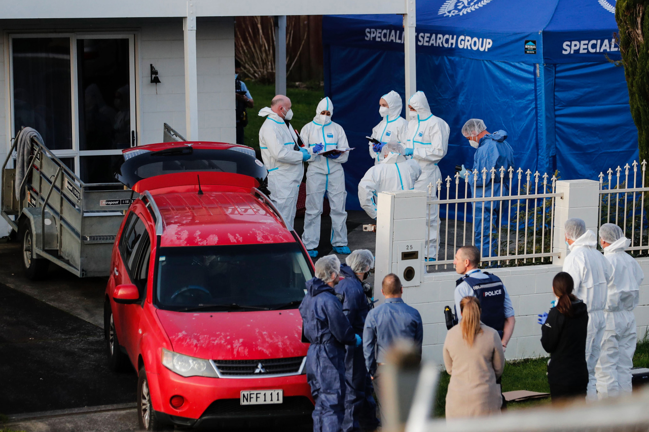 New Zealand police investigate the scene where children’s bodies were found in suitcases in Auckland, New Zealand, Aug. 11. (Yonhap)
