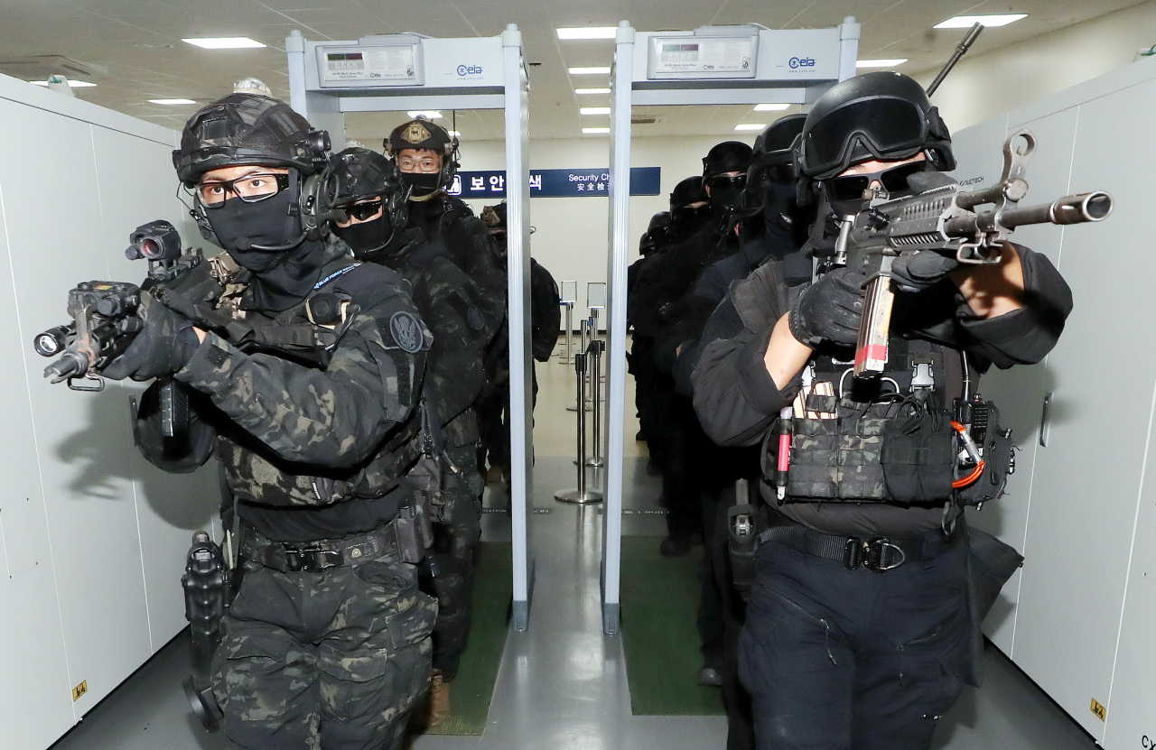 Soldiers simulate an operation to rescue hostages from terrorists as they take part in an anti-terror drill at a cruise terminal in the port city of Incheon, west of Seoul, on Aug. 22, 2022. (Yonhap)
