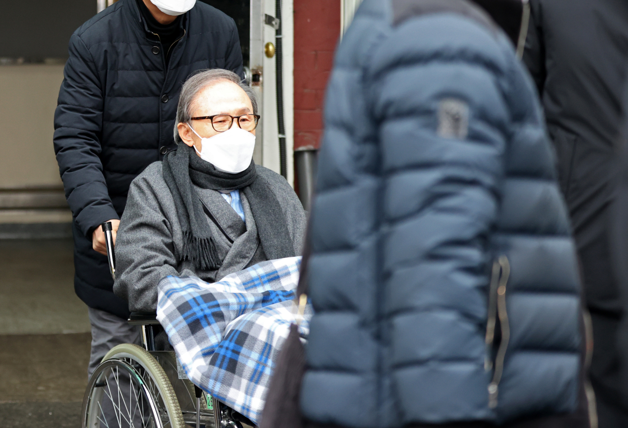 The prosecutors granted a stay of sentence for former President Lee Myung-bak on Tuesday. (Yonhap)