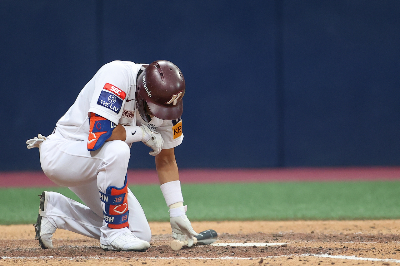 Lee Yong-kyu of the Kiwoom Heroes reacts after popping out on a sacrifice bunt attempt against the SSG Landers during the bottom of the sixth inning of a Korea Baseball Organization regular season game at Gocheok Sky Dome in Seoul last Sunday. (Yonhap)