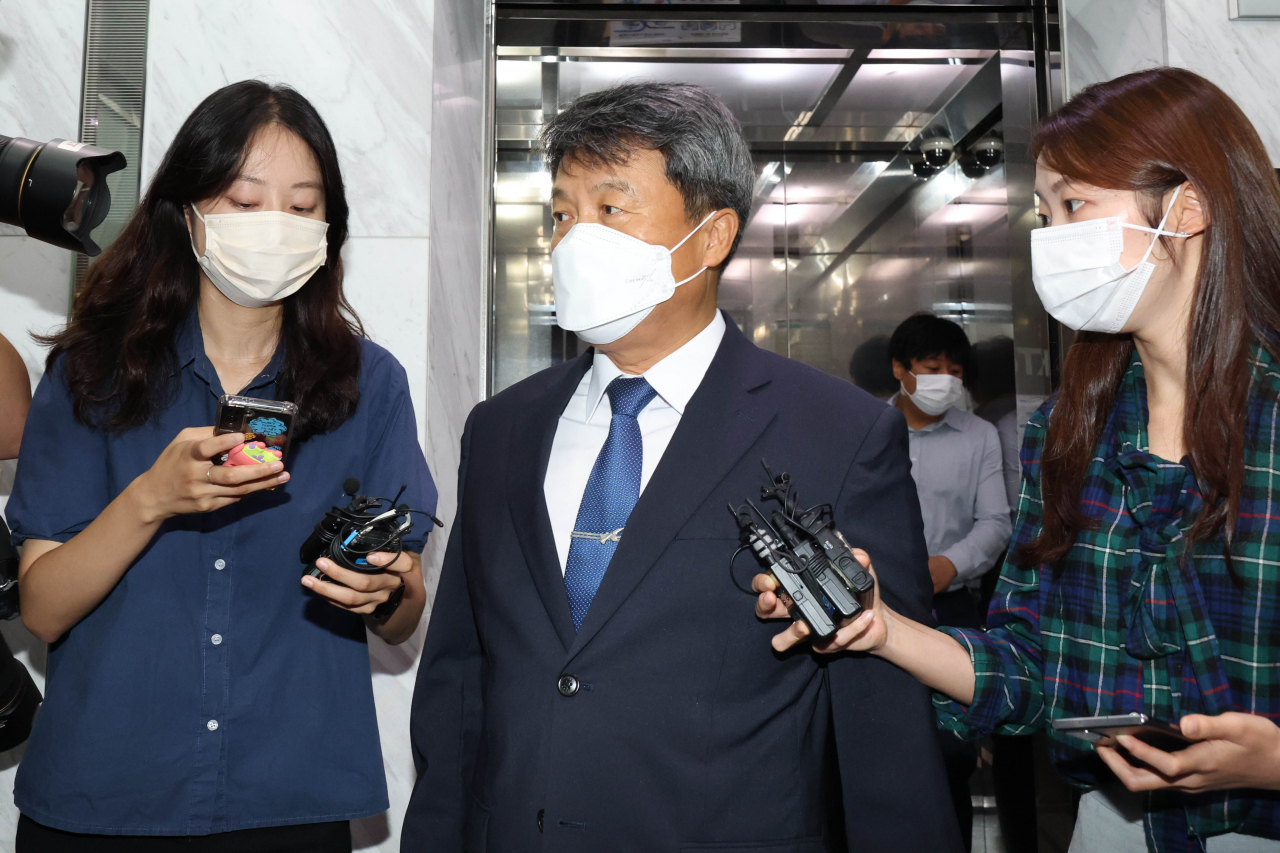 Former Air Force Chief of Staff Lee Seong-yong (C) appears before the office of independent counsel Ahn Mi-young in Seoul on Tuesday, to face questioning as a witness over the military's handling of the suicide death of MSgt. Lee Ye-ram in May 2021 following alleged sexual abuse. (Yonhap)