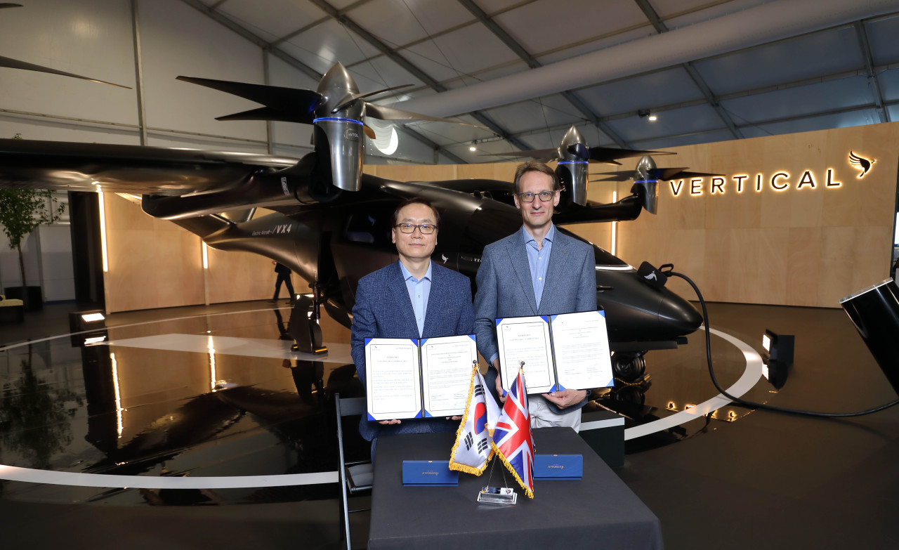 Hanwha Aerospace President Shin Hyun-woo (left) and Vertical Aerospace President Michael Cervenka (right) pose for a photo after inking an agreement in Farnborough, England, July 20. (Hanwha Aerospace)