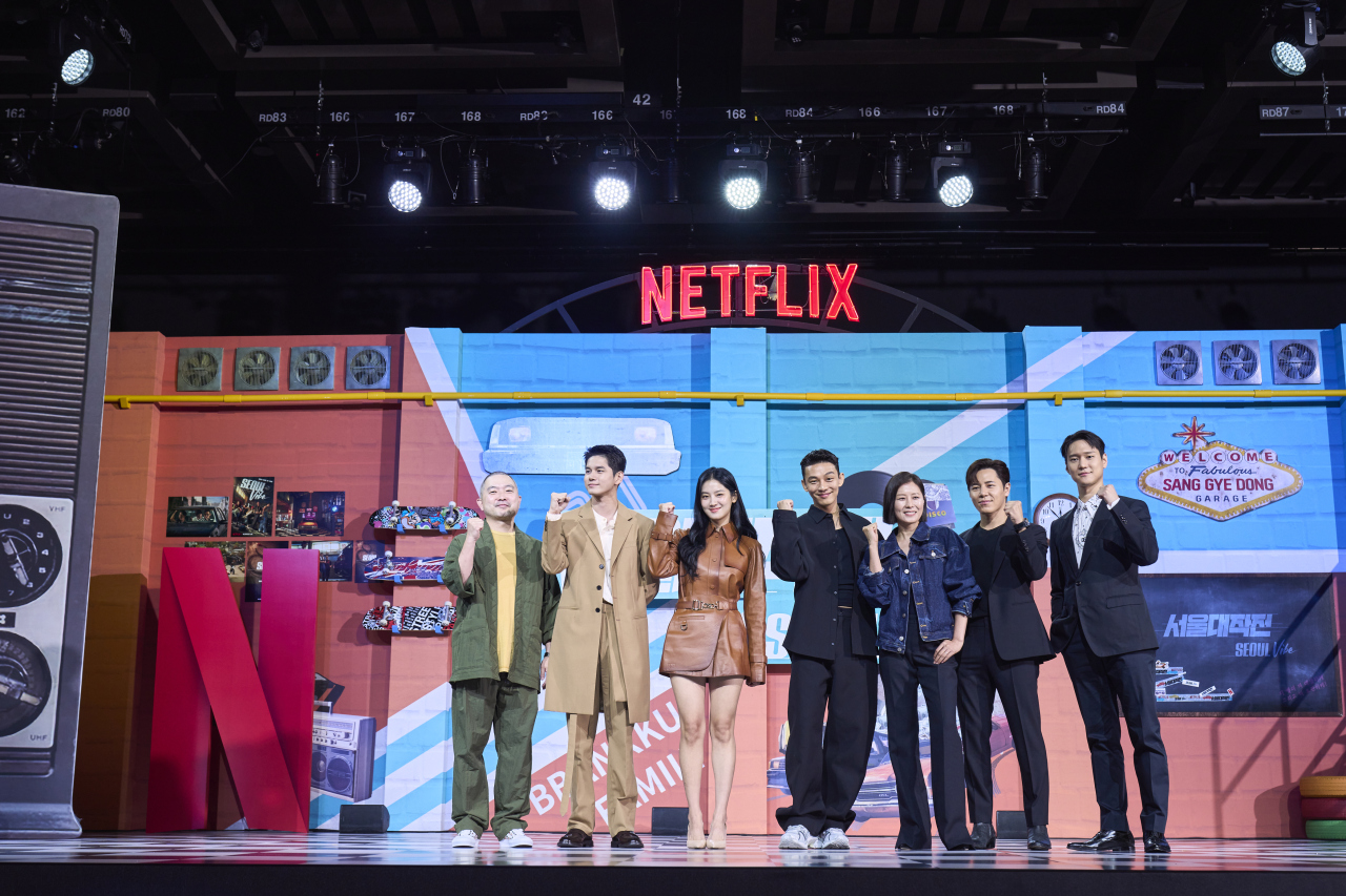 From left: Director Moon Hyun-sung, actors Ong Seong-woo, Park Ju-hyun, Yoo Ah-in, Moon So-ri, Lee Kyu-hyung and Go Kyung-pyo pose before a press conference for the Netflix film “Seoul Vibe” at Grand InterContinental Seoul Parnas in Seoul on Tuesday. (Netflix)