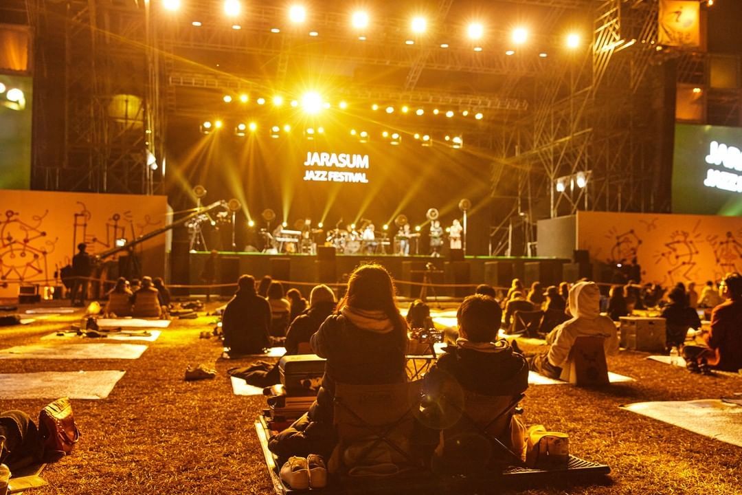 Visitors enjoy music at the Jarasum Jazz Festival on Jara Island in Gapyeong, Gyeonggi Province. (Jarasum Jazz Festival)