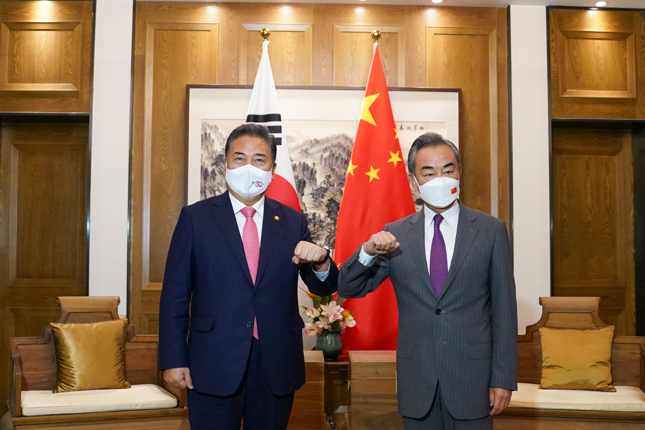 South Korean Foreign Minister Park Jin (right) and Chinese Foreign Minister Wang Yi pose before their bilateral talk held in Qingdao, China on Tuesday. (South Korea's Ministry of Foreign Affairs)