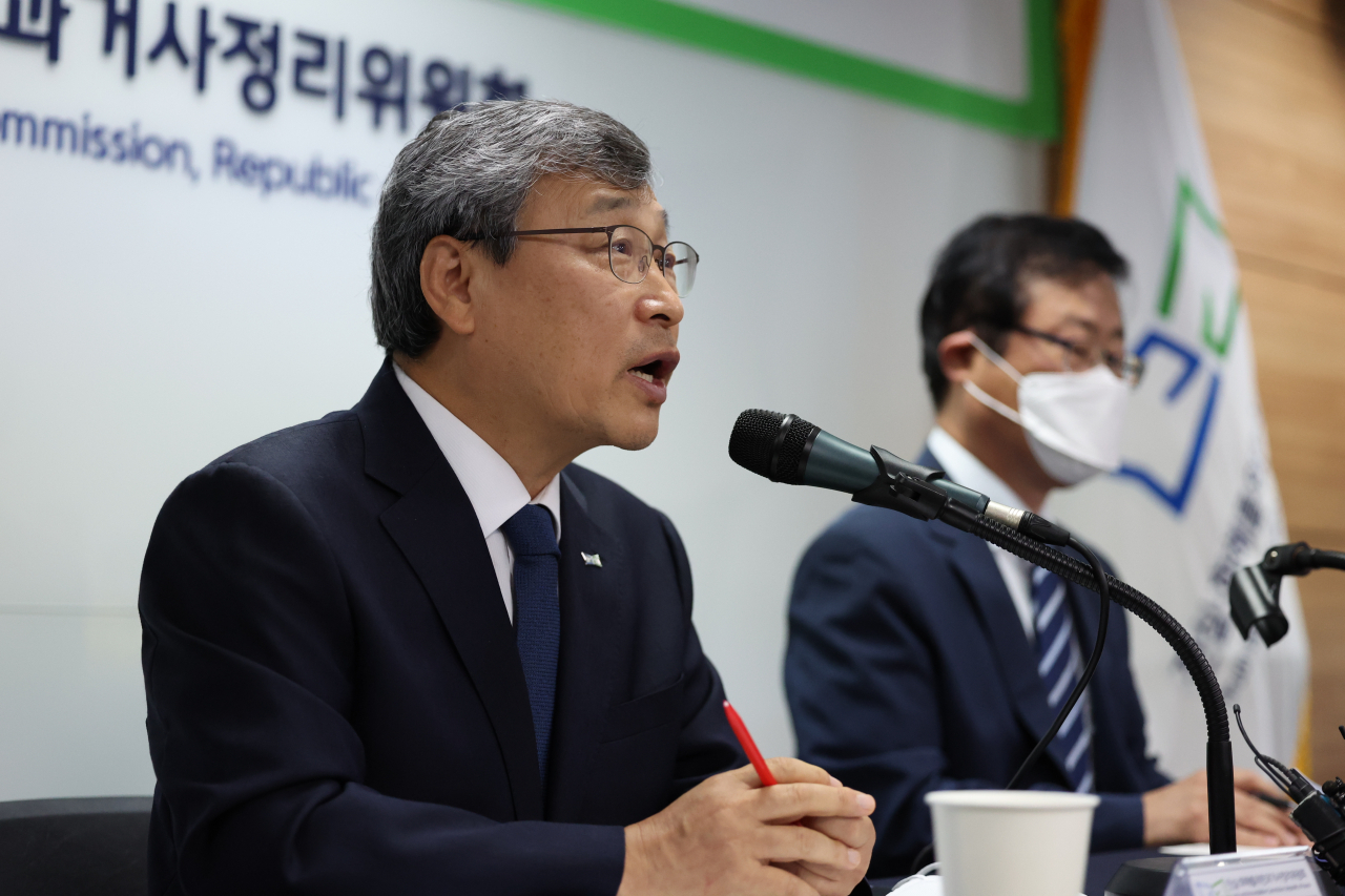 Jung Geun-sik (L), chairperson of the Truth and Reconciliation Commission, announces results of the state panel's investigation into the Brothers Home case in Busan during a news conference at his office in Seoul on Wednesday. (Yonhap)