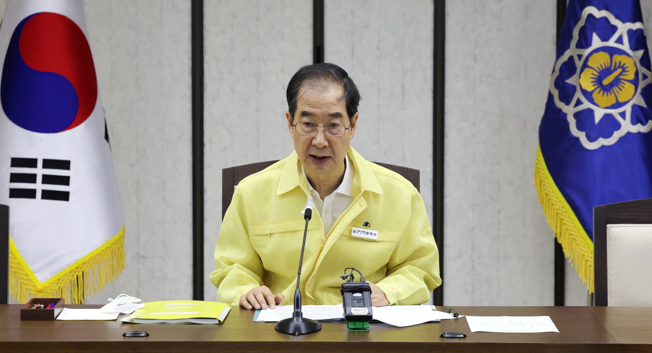 Prime Minister Han Duck-soo speaks at a meeting held at the governmental complex in Sejong, Wednesday. (YonhaP)