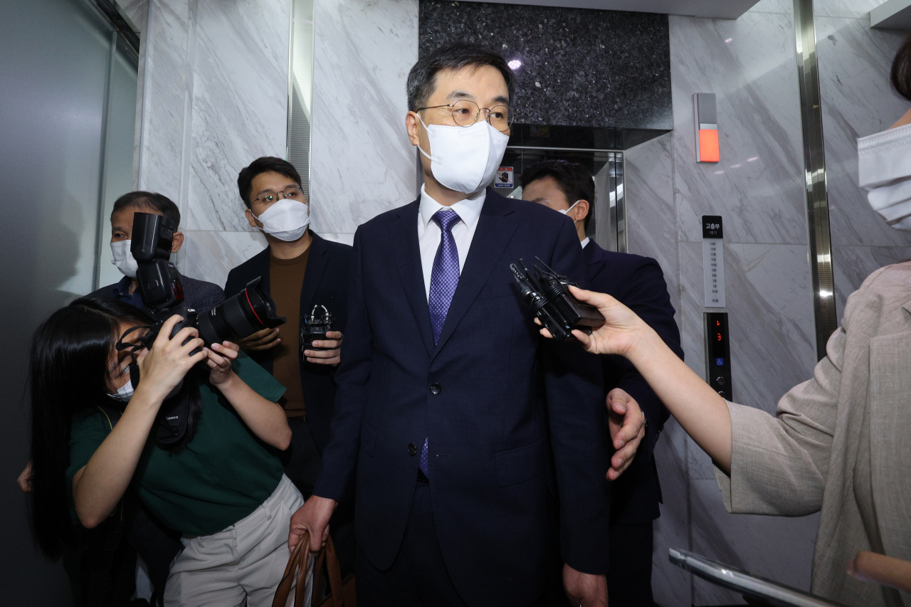 The Air Force`s chief legal affairs officer Brig. Gen. Jeon Ik-soo (C) appears before the office of special prosecutor Ahn Mi-young in Seoul on Wednesday to face questioning as a suspect in the case of the military`s handling of the suicide death of MSgt. Lee Ye-ram in May 2021 following alleged sexual abuse. (Yonhap)