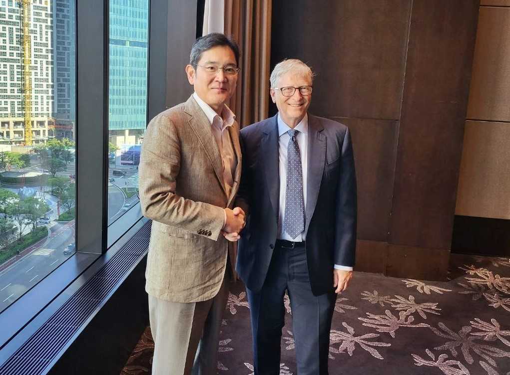 Samsung Electronics Vice Chairman Lee Jae-yong (left) and Bill Gates, co-chair of the Bill & Melinda Gates Foundation pose during a meeting in Seoul on Aug. 16. (Samsung Electronics)