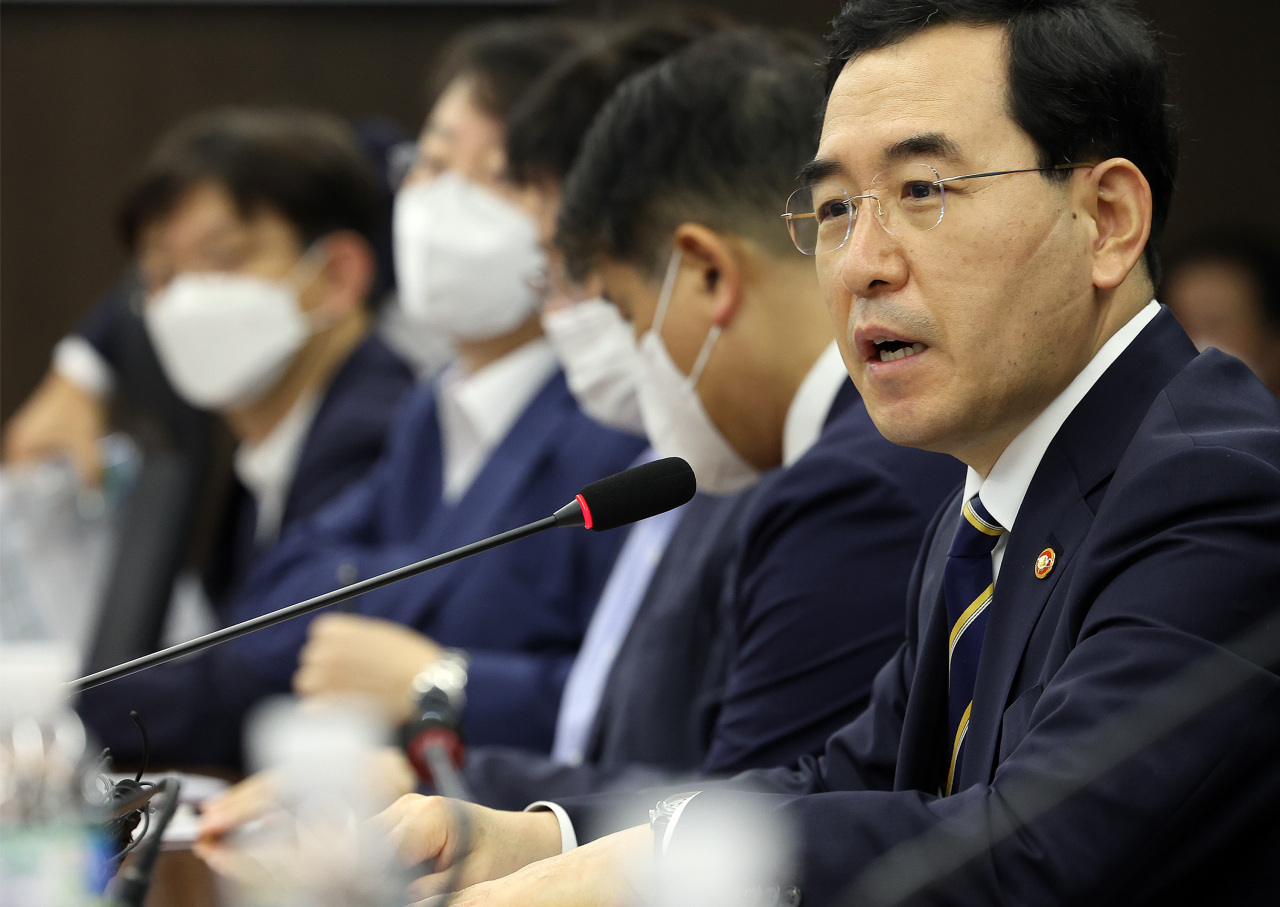 Industry Minister Lee Chang-yang (right) speaks during a meeting with business leaders to take countermeasures against the US move to take a protective trade stance over some industrial sectors, such as semiconductors and electric vehicles, in Seoul on Thursday. (Yonhap)