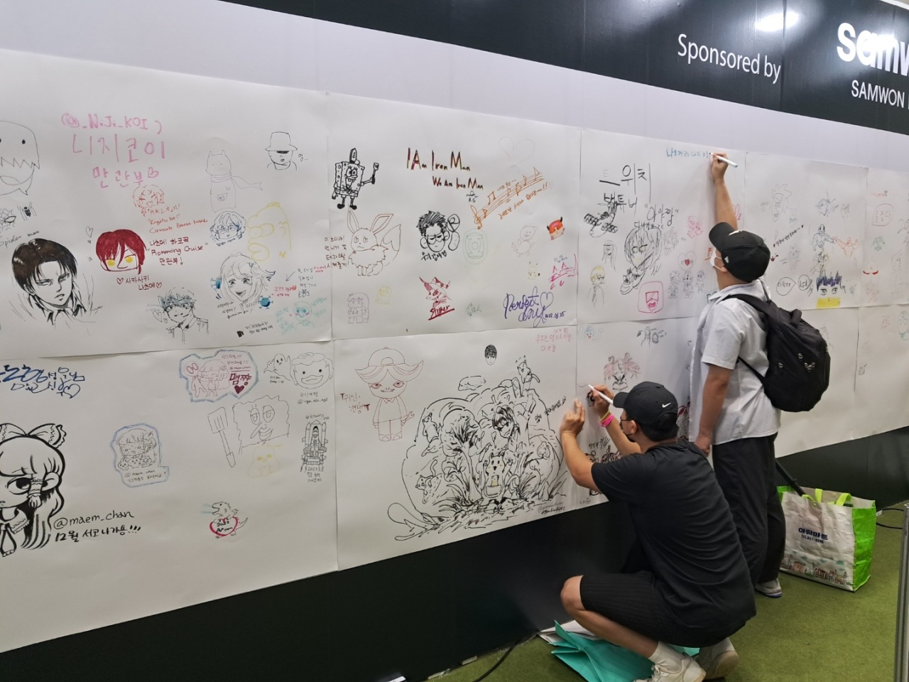 Comic fans leave their drawings at the Free Draw Zone in 2022 Seoul Popcon at Coex on Thursday. (Lee Si-jin/The Korea Herald)