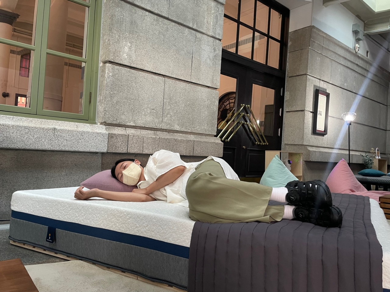 문화역서울 284에서 열린 '나의 잠' 전시회에서 한 관람객이 휴식을 취하고 있다. (박가영/코리아헤럴드)