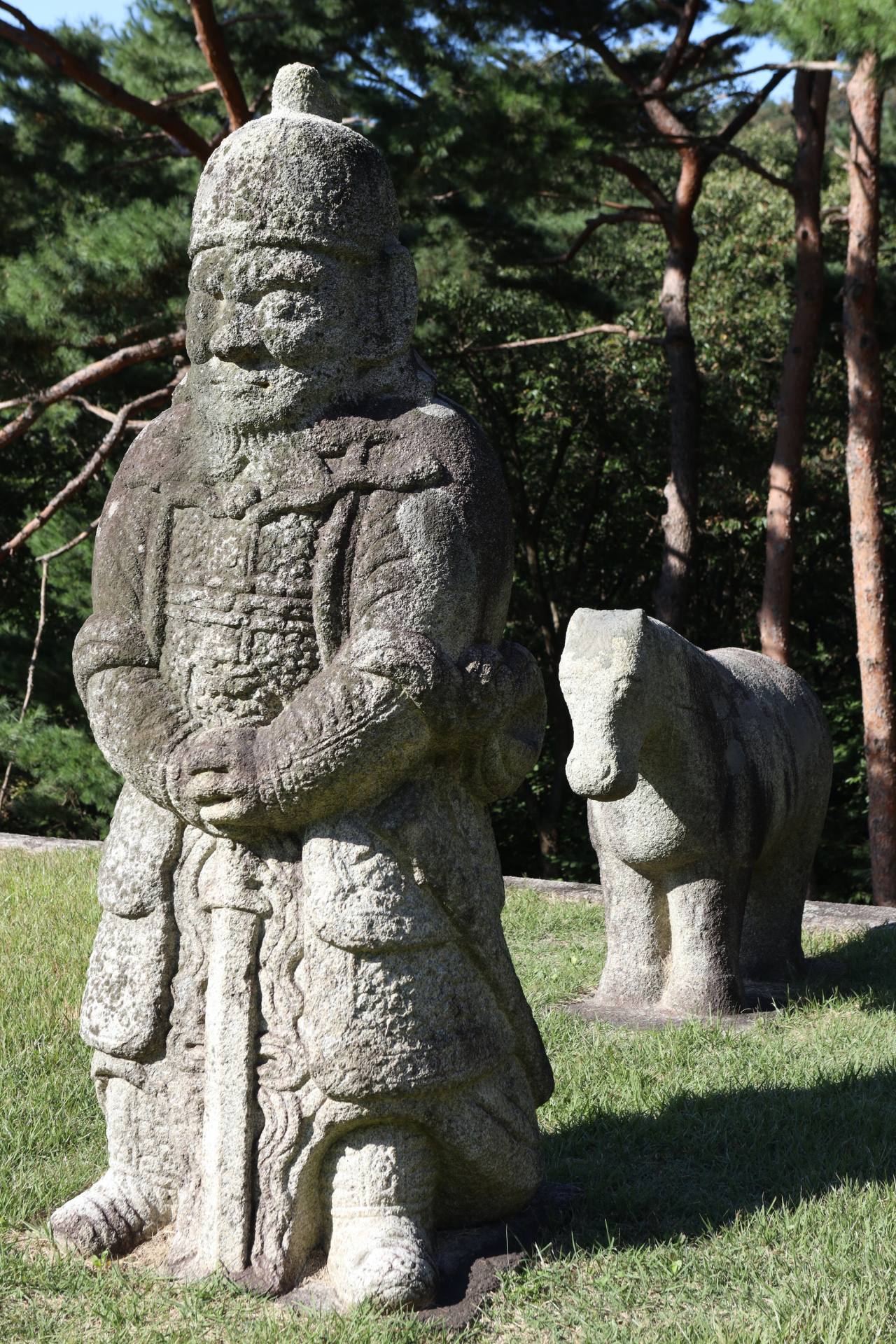 경기도 구리에 있는 고려 마지막 왕이자 조선의 건국 이성계 왕릉을 지키고 있는 말을 탄 무사 석상.  사진 © 강형원