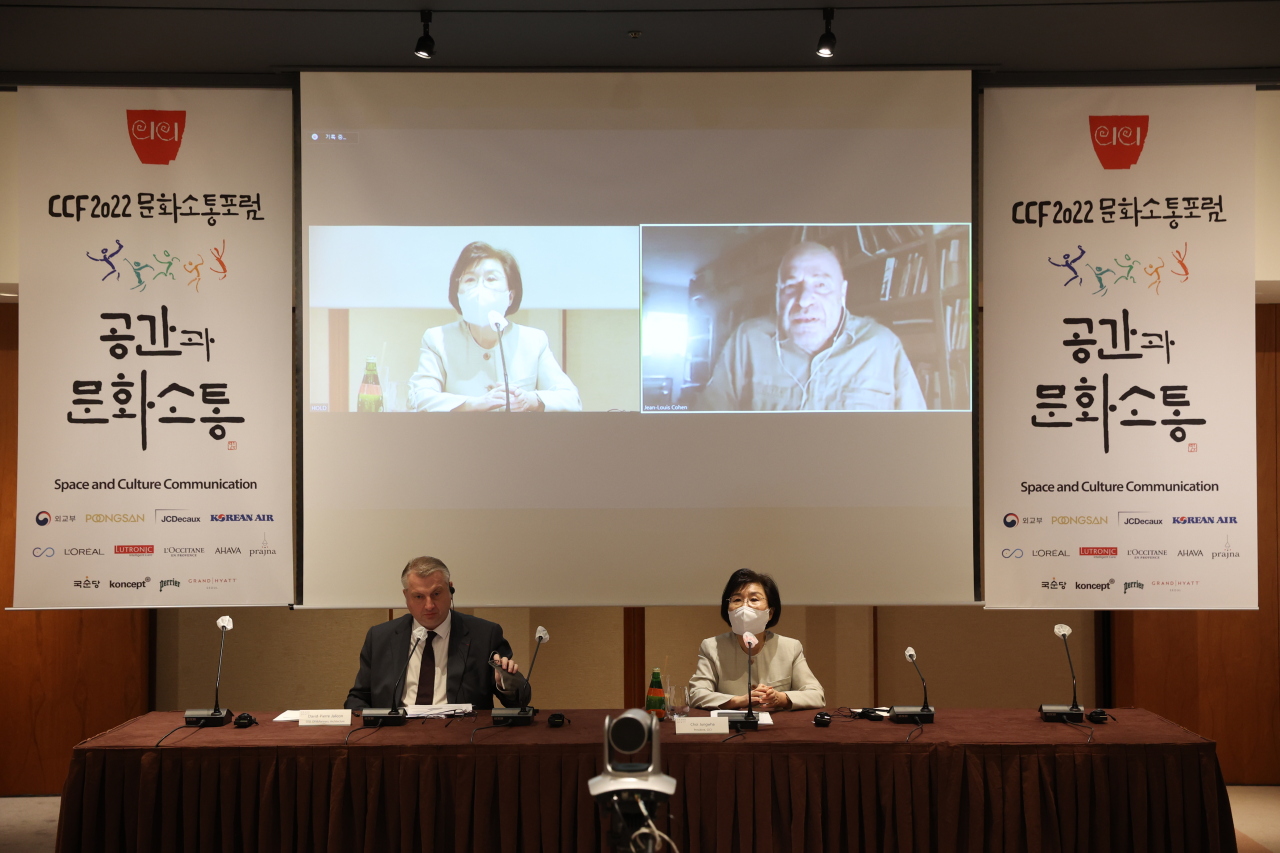 French architectural historian Jean-Louis Cohen (right on screen), speaks at the 2022 Culture Communication Forum at the Grand Hyatt Seoul on Thursday.  (CICI)
