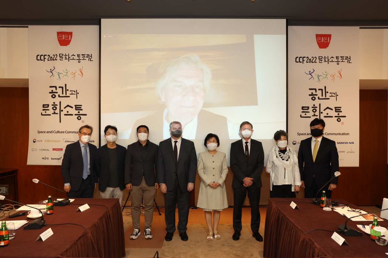 CICI President Choi Jung-hwa (fourth from right) and the participants of the 2022 Culture Communication Forum pose for a group photo at Grand Hyatt Seoul on Thursday. (CICI)