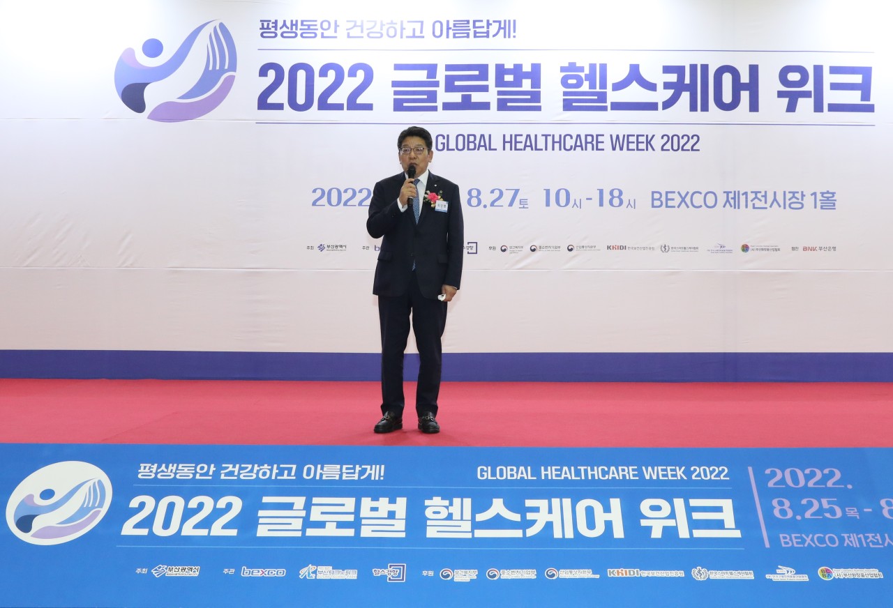 Korea Herald CEO Choi Jin-young delivers congratulatory remarks at a 2022 Global Healthcare Week event on Thursday. (The Korea Herald)
