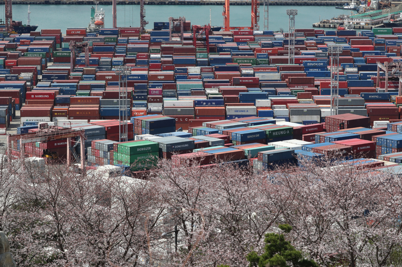 Shipping containers are placed at Busan port, April 1. (Yonhap)